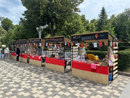 На площадке фестиваля набережных «ВолгаФест-2022» проходит ярмарка товаров региональных производителей от регионального центра «Мой бизнес»
