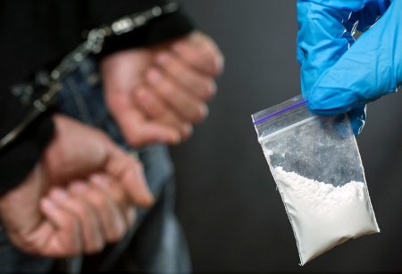 В Отрадном полицейские задержали подозреваемую в незаконном хранении наркотиков