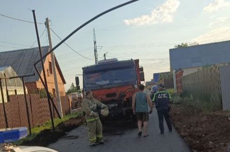 В Богатовском районе водитель большегруза совершил наезд на газовую арку