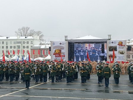 Чеканный марш по самой большой площади России